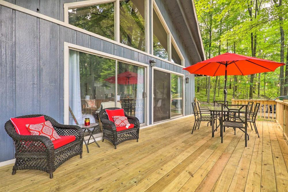 Pet-Friendly Stanwood Sanctuary with Fire Pit!